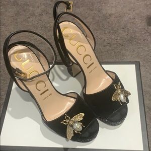 *Authentic* Gucci Velvet Sandal with bee detail